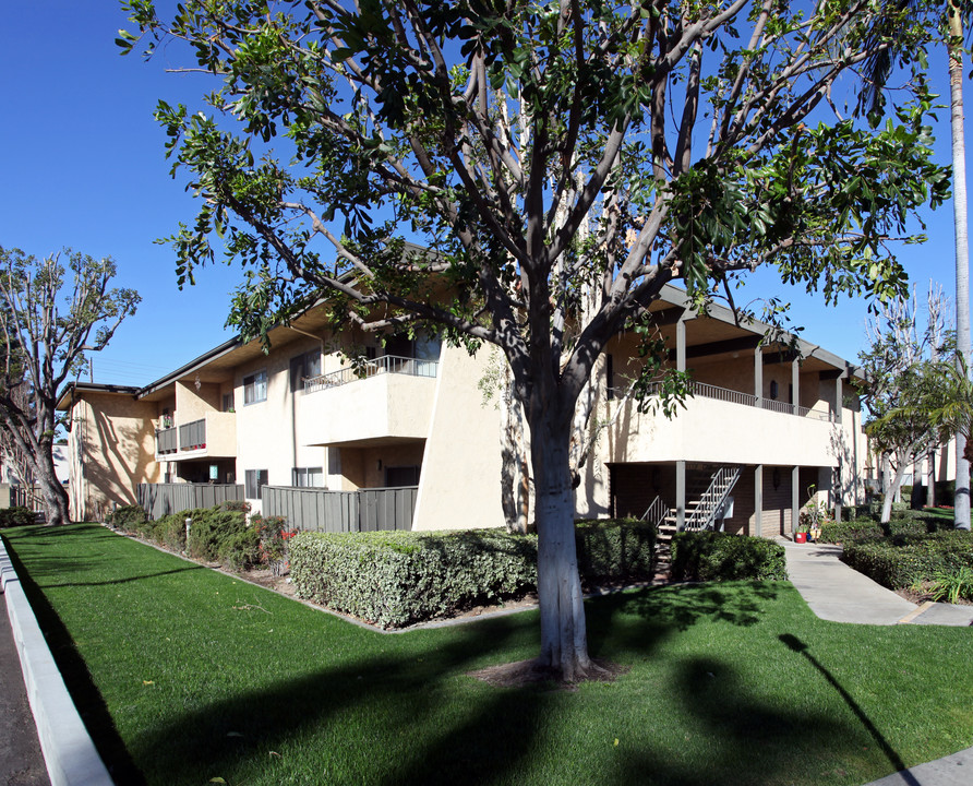 Twin Oaks Apartments in Orange, CA - Building Photo