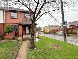 56 Snider Ave in Toronto, ON - Building Photo