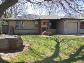 1612 Downing St in The Village, OK - Building Photo