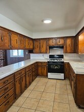 1077 N White St in Hanford, CA - Foto de edificio - Building Photo