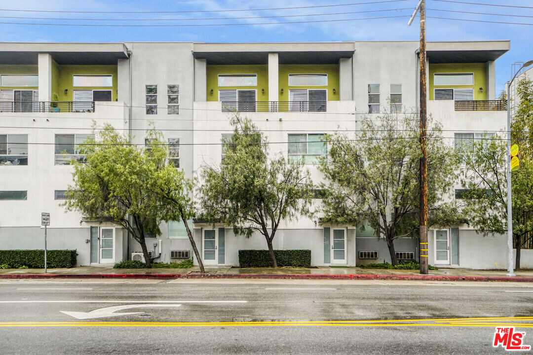 2399 Silver Lake Blvd in Los Angeles, CA - Building Photo