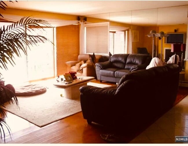 8C Cove Ln in North Bergen, NJ - Building Photo - Building Photo