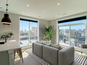 1058 W Cornelia Ave, Unit 503 in Chicago, IL - Building Photo - Building Photo