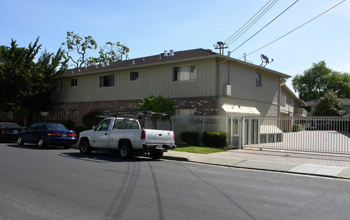 Palm Court in Redwood City, CA - Building Photo