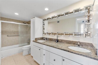 90 Edgewater Dr, Unit 905 in Coral Gables, FL - Building Photo - Building Photo