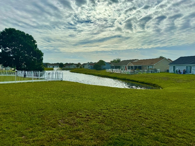 4512 E Walkerton Rd in Myrtle Beach, SC - Foto de edificio - Building Photo