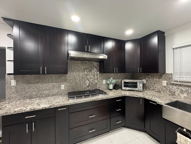 5 W 4th St in Santa Ana, CA - Building Photo - Building Photo