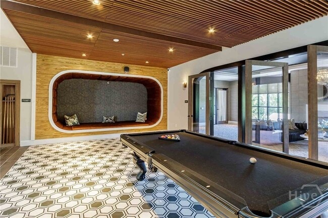property at 1150 E Perry Ln