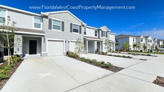 17511 Crescent Moon Loop in Bradenton, FL - Building Photo