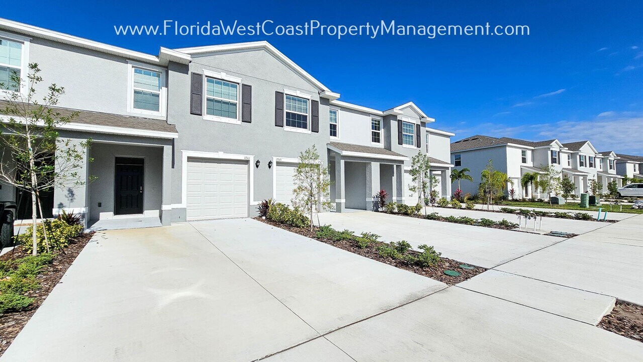 17511 Crescent Moon Loop in Bradenton, FL - Building Photo