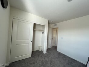 380 Larksong Ave in Henderson, NV - Foto de edificio - Building Photo