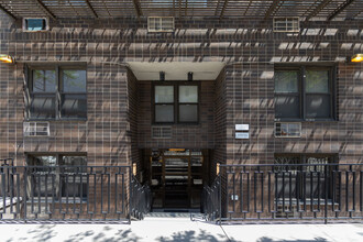 319 W 54th St in New York, NY - Foto de edificio - Building Photo