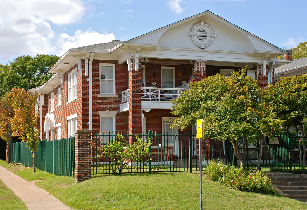 Bishop Court in Dallas, TX - Building Photo