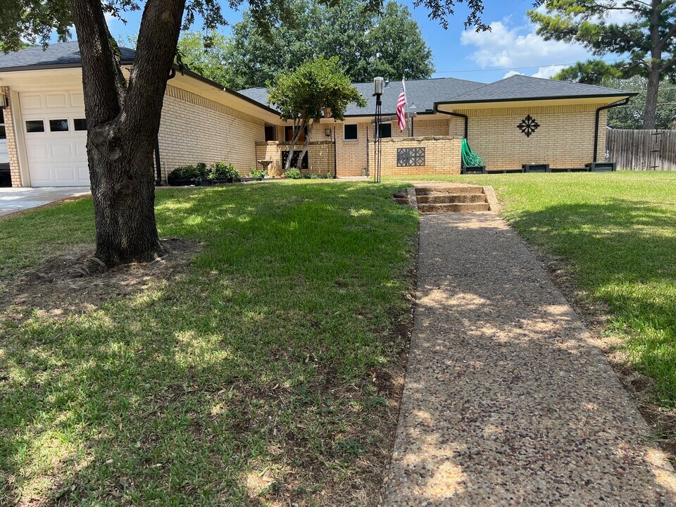 1821 E Cedar Elm Dr in Arlington, TX - Building Photo