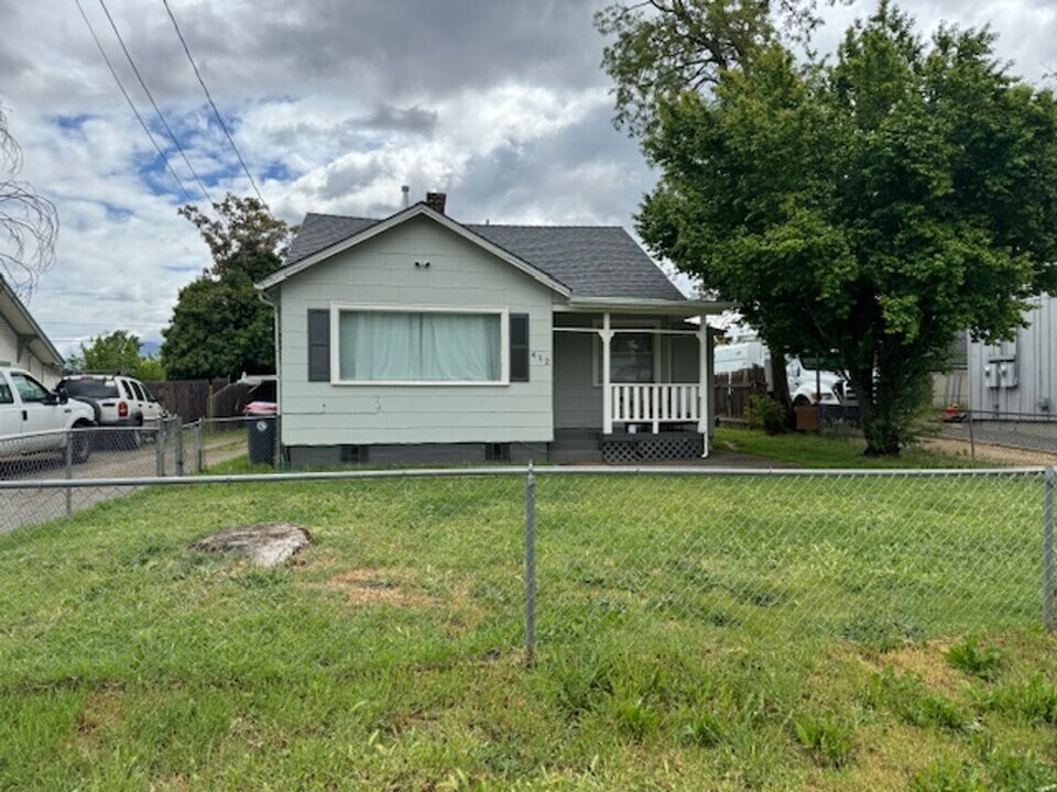 412 Western Ave in Medford, OR - Building Photo