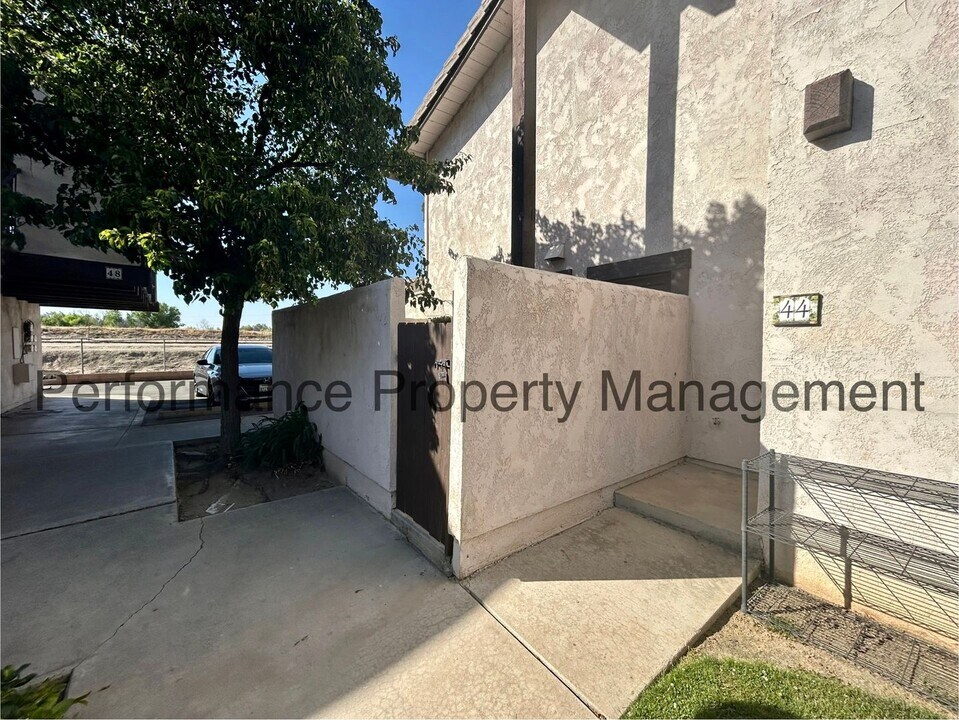 3333 El Encanto Ct in Bakersfield, CA - Building Photo