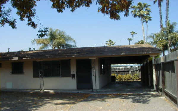 880 E Washington Ave in Escondido, CA - Building Photo - Building Photo