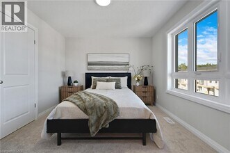 410 Northfield Dr W in Waterloo, ON - Building Photo - Building Photo