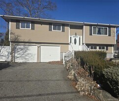 17 Lantern St in Huntington, NY - Building Photo