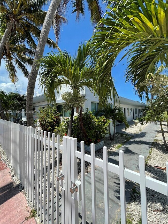 8215 Crespi Blvd in Miami Beach, FL - Building Photo - Building Photo