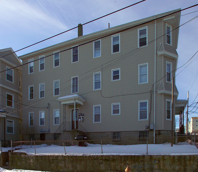 73 Nashua St in Fall River, MA - Foto de edificio - Building Photo