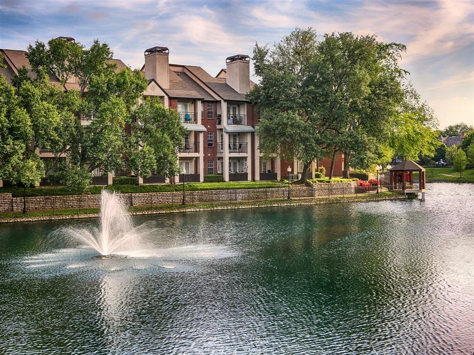 Tonti Lakeside in Dallas, TX - Foto de edificio