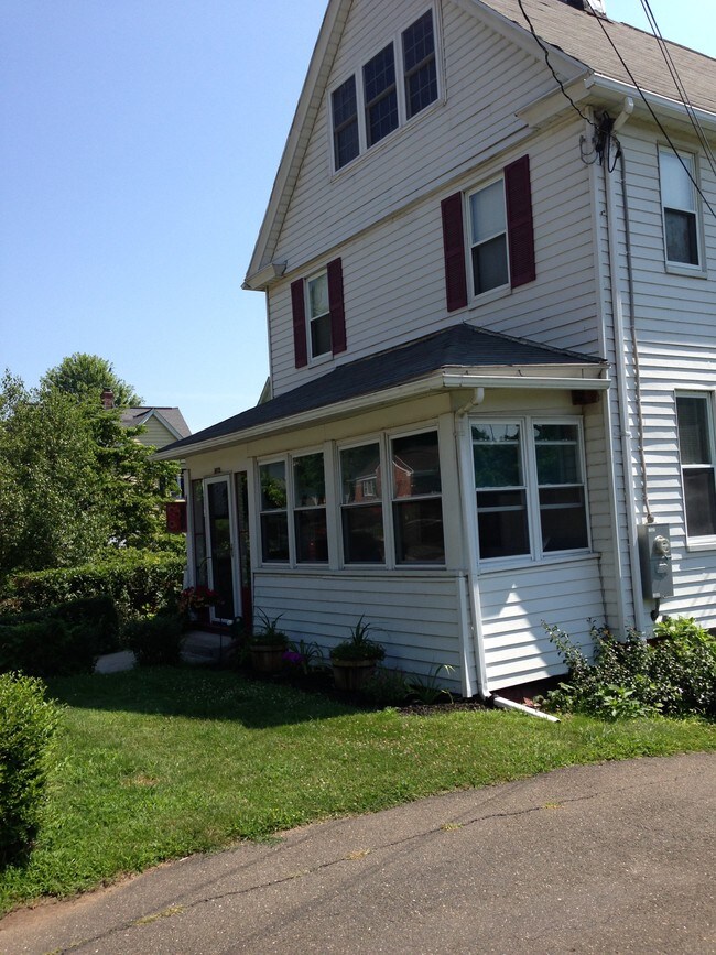 1072 Main St Apartments and Nearby Holyoke Apartments For Rent