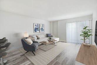 Zelzah Court in Northridge, CA - Building Photo - Building Photo