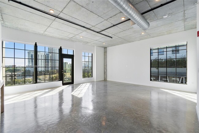 401 NW 1st Ave, Unit 402 in Fort Lauderdale, FL - Foto de edificio - Building Photo