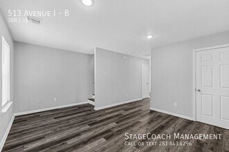 513 Avenue I, Unit B in Conroe, TX - Building Photo - Building Photo