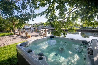 1850 NE 118th Rd in North Miami, FL - Foto de edificio - Building Photo