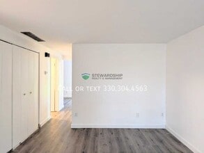 372 Oak Mnr Ave NE in Massillon, OH - Building Photo - Building Photo