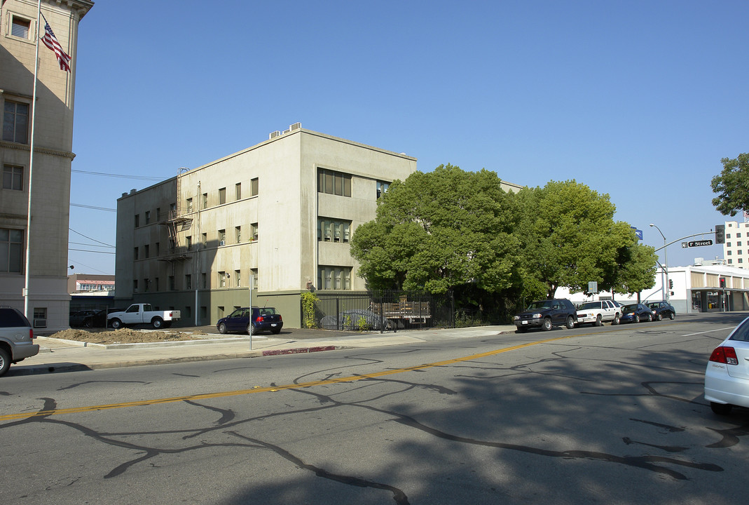 New Yorker Vintage Apartments in Bakersfield, CA - Building Photo