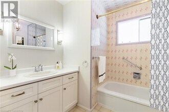 249 W 33rd St in Hamilton, ON - Building Photo - Building Photo