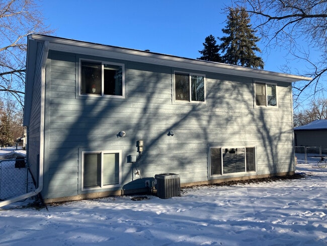 8217 Logan Ave N in Minneapolis, MN - Foto de edificio - Building Photo