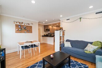 1 Oswald St, Unit 2 in Boston, MA - Foto de edificio - Building Photo