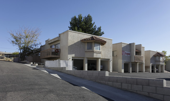 Apple Tree Apartments in Apple Valley, CA - Foto de edificio - Building Photo