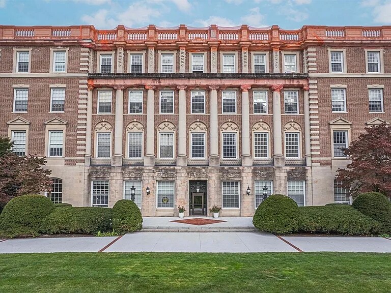 16 Balmoral St, Unit 320 in Andover, MA - Building Photo