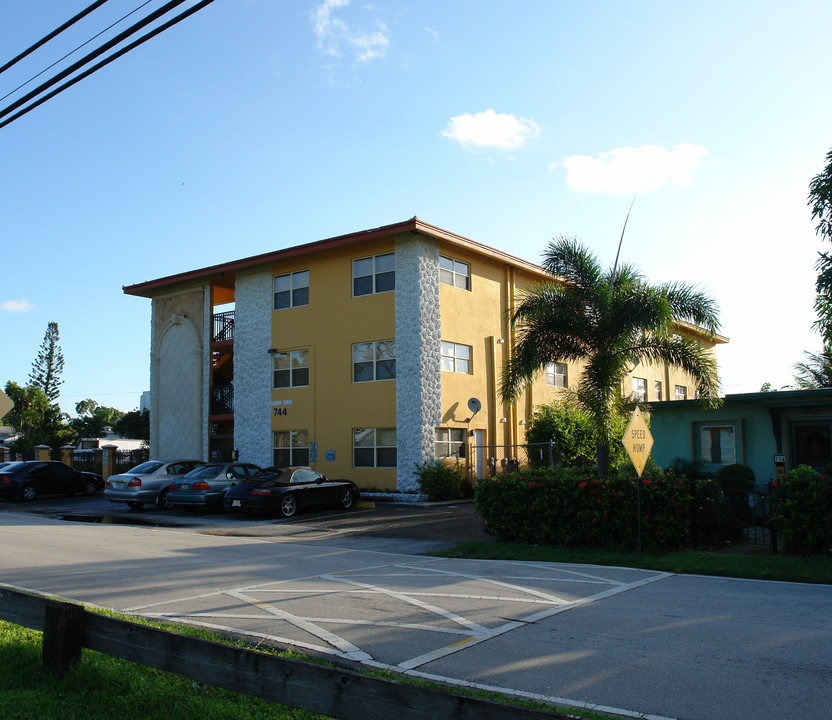 744 NE 14th Ave in Fort Lauderdale, FL - Foto de edificio