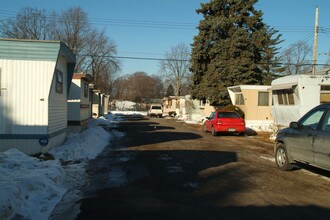 Woodmont Mobile Home Park in Farmington Hills, MI - Foto de edificio - Building Photo