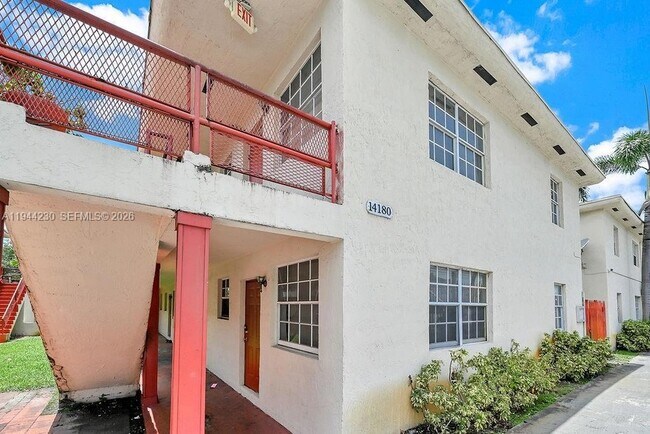 14180 NW 22nd Ave, Unit 4 in Opa Locka, FL - Foto de edificio - Building Photo