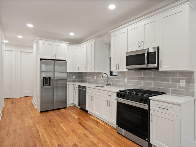 858 West Side Ave in Jersey City, NJ - Building Photo - Building Photo