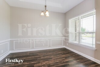 9923 Oaklawn Dr in Mont Belvieu, TX - Foto de edificio - Building Photo