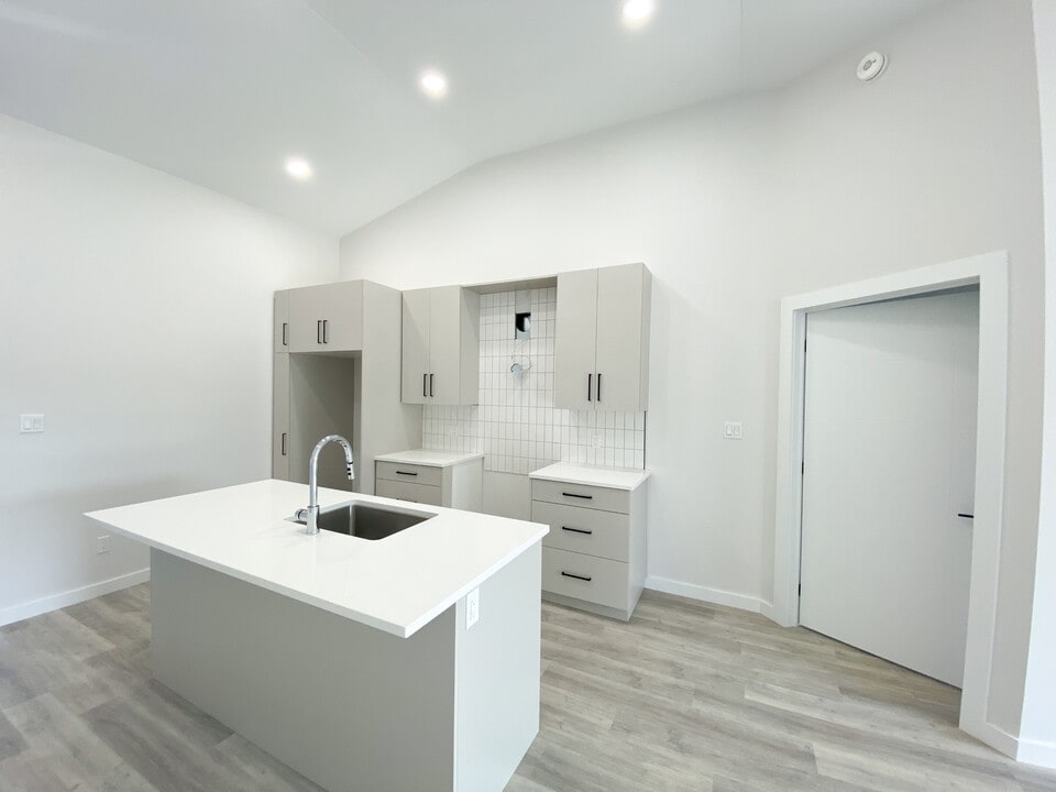 11 Clara Cres in Chatham, ON - Building Photo