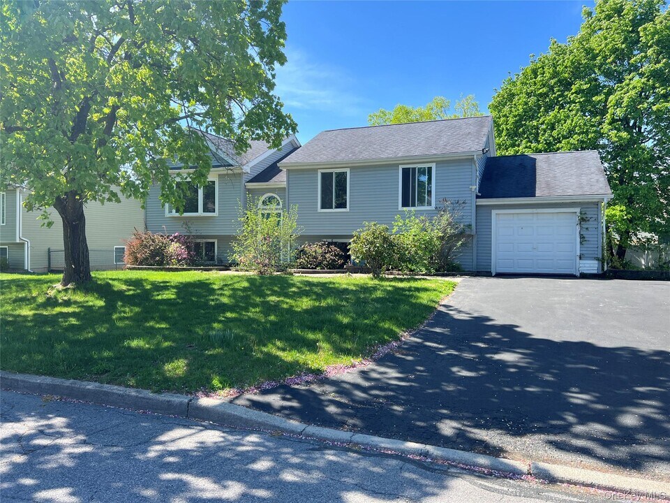 40 Iris Cir in Beacon, NY - Building Photo
