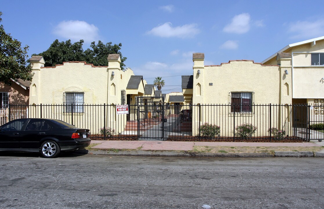 725 W 77th St in Los Angeles, CA - Building Photo