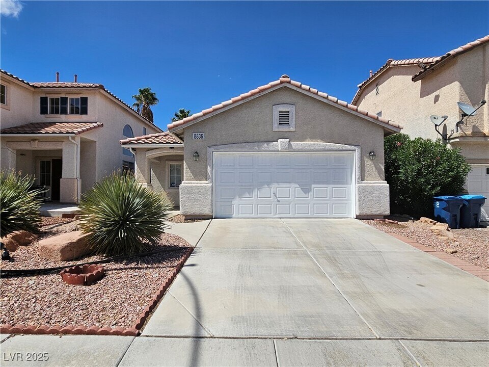 8836 Kingswood Dr in Las Vegas, NV - Building Photo