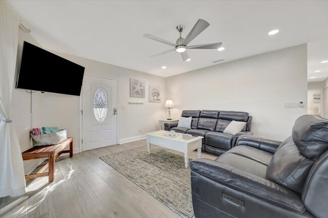 10 Gulf Blvd, Unit SI ID1475816P in Indian Rocks Beach, FL - Building Photo - Building Photo