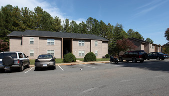 Gateway Village Apartments in Hillsborough, NC - Foto de edificio - Building Photo