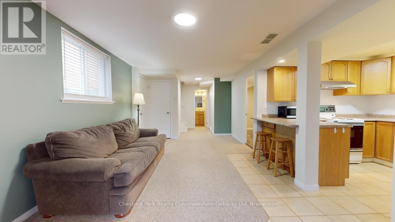 22 Moss Pl in Guelph, ON - Building Photo